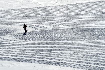 Gli spettacolari disegni, realizzati camminando sulla neve 4