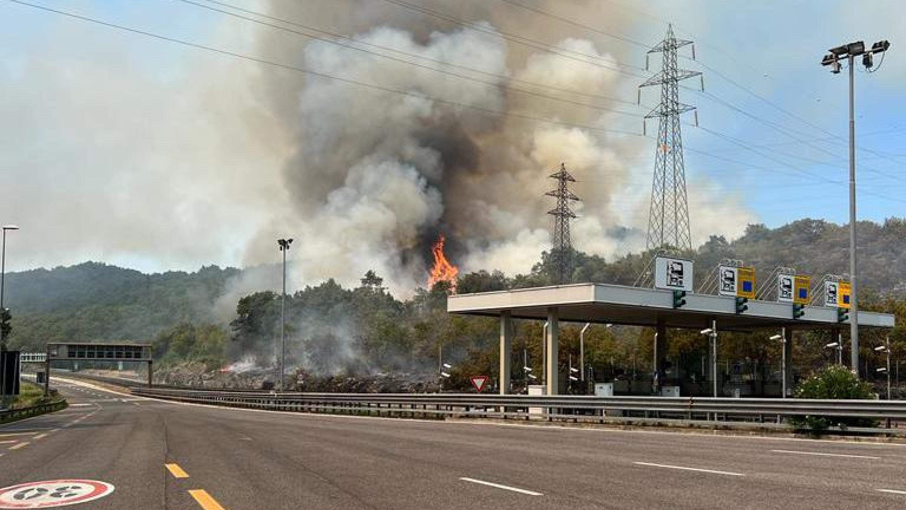 Friuli e Toscana, Italia a fuoco. Acqua finita e 0° a 5.000 metri