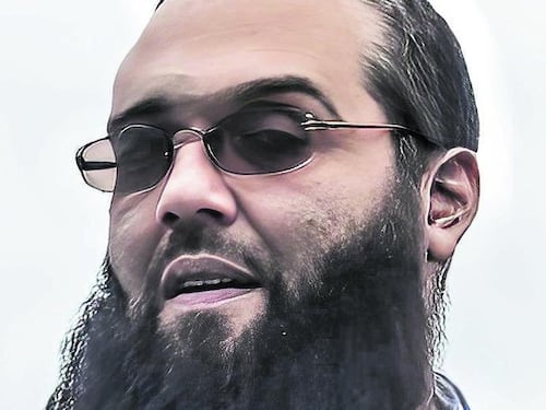L'imam-influencer che sconvolge Parigi: "L'intifada nelle banlieue delle nostre città"