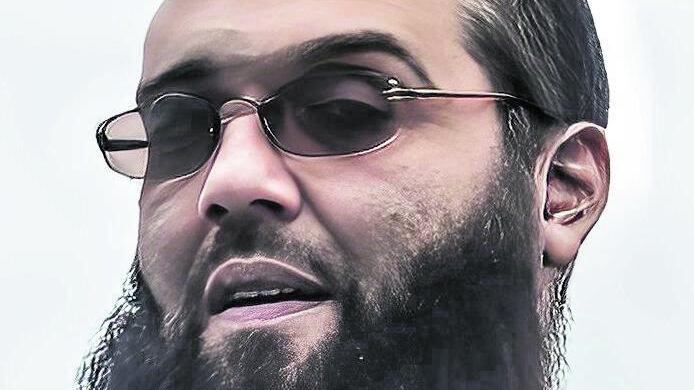 L'imam-influencer che sconvolge Parigi: "L'intifada nelle banlieue delle nostre città"