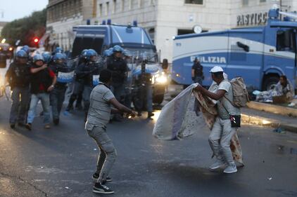 Roma, tensioni durante lo sgombero dei migranti abusivi 6