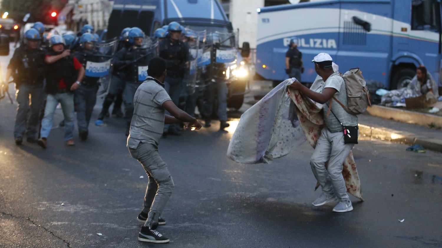 Dopo le bombole, le accuse. Attacco totale alla polizia