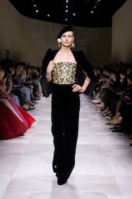 Armani veste le donne di perle e per i suoi 90 anni si regala uno storico palazzo nel cuore di Parigi 8