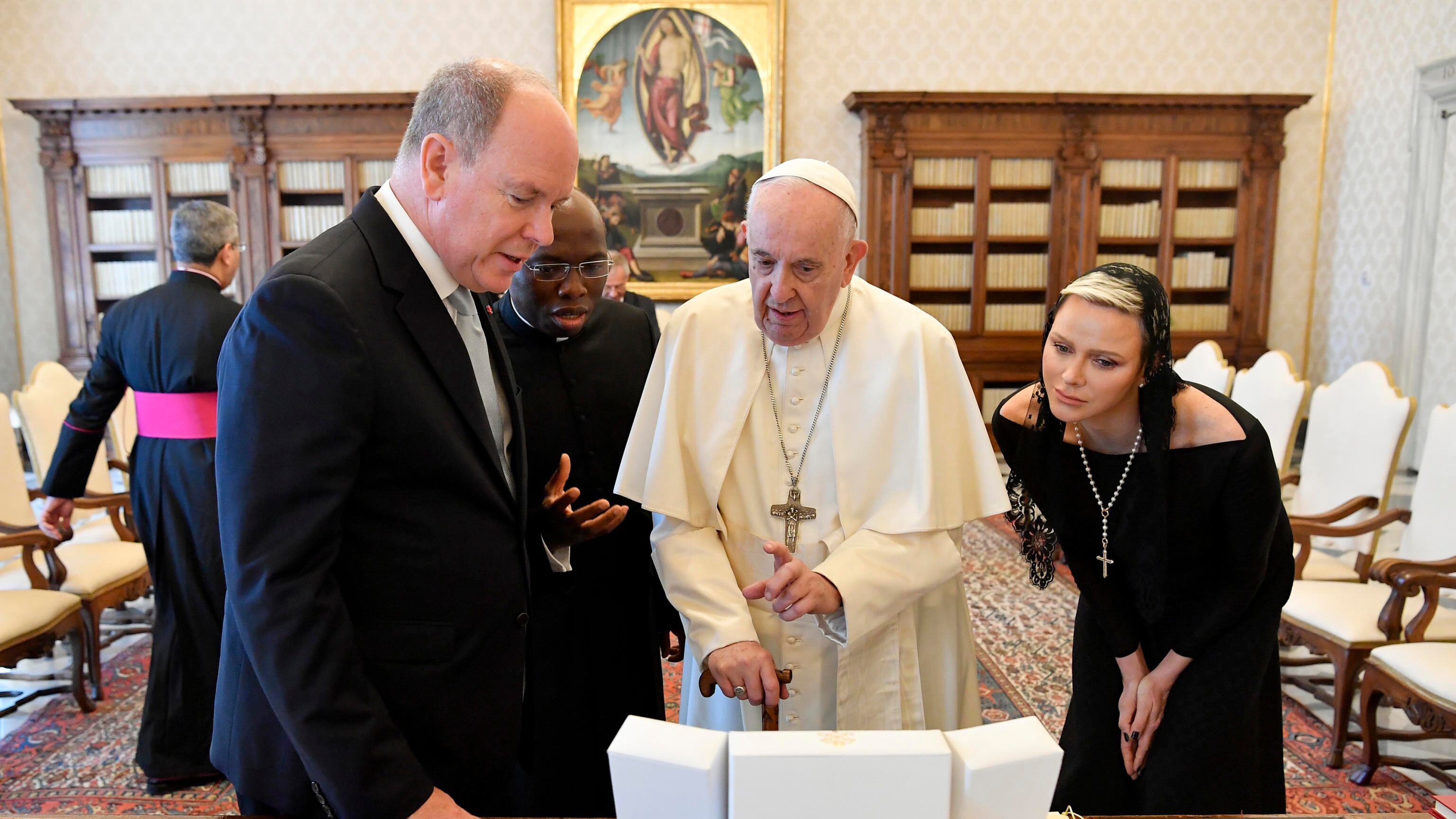 Charlene in Vaticano rinuncia al privilegio del bianco: ecco perché