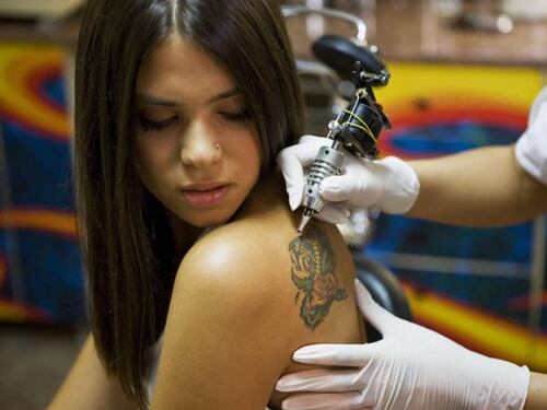 Adiconsum, vietato un pigmento tatuaggi: rischio chimico-cancerogeno