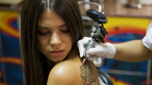 Adiconsum, vietato un pigmento tatuaggi: rischio chimico-cancerogeno