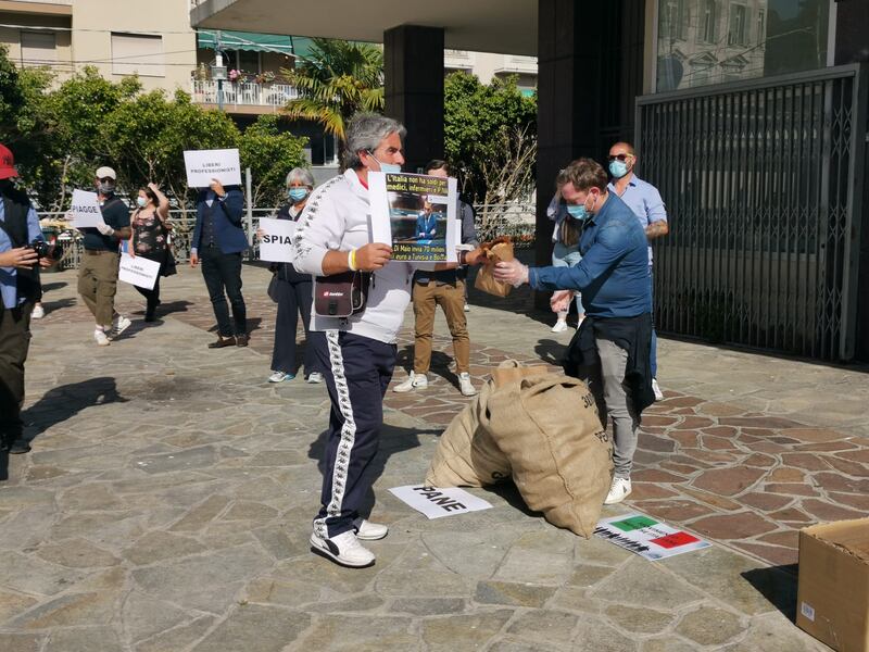 Le partite Iva in piazza contro il governo Conte a Sanremo 1