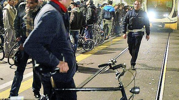 I ciclisti rischiano la pelle La città delle due ruote è sempre più una trappola