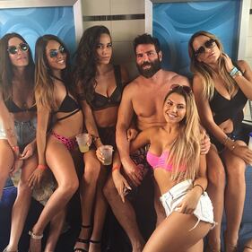 Poker, soldi e donne nude: è Dan Bilzerian il re di Instagram 18