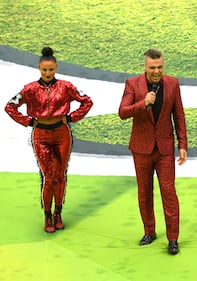 Lo show di Robbie Williams e Irina Garifullina durante la cerimonia d'apertura dei Mondiali 2
