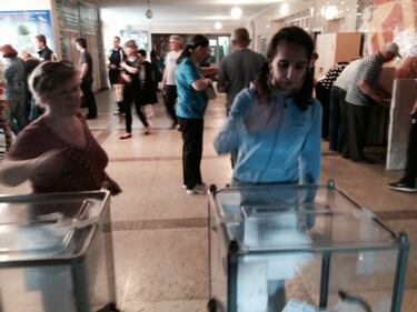 Donetsk, in fila per votare 8