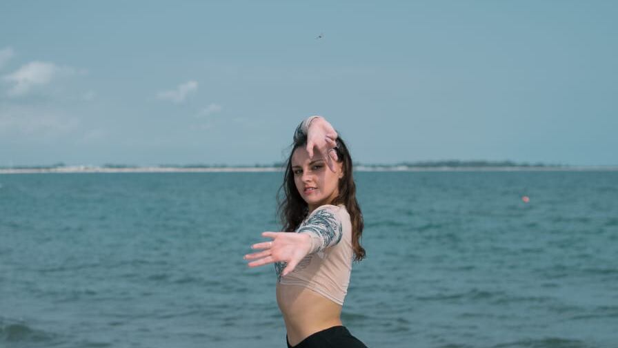 Cerca casa ma gli haters si scatenano contro la ballerina: "Prova sulla Salaria"