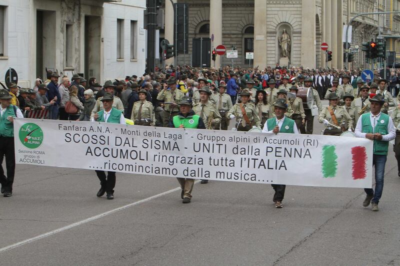 A Milano sfilano gli Alpini: 500mila penne nere invadono il centro 13