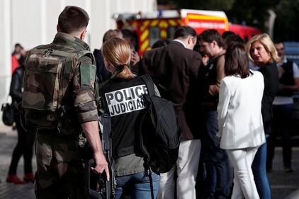Parigi, auto travolge gruppo militari 13