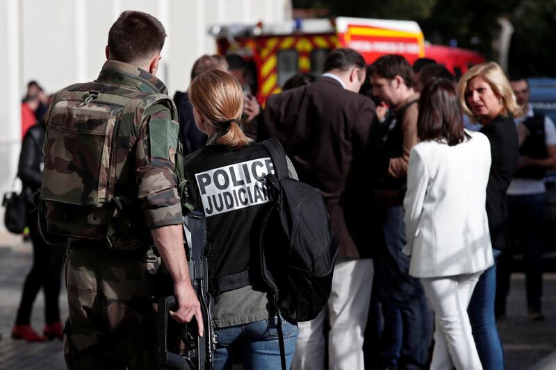 Parigi, auto travolge gruppo militari 13
