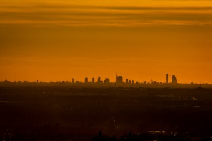 Il vento spazza via nubi e smog: da Bergamo si vede lo skyline di Milano 8