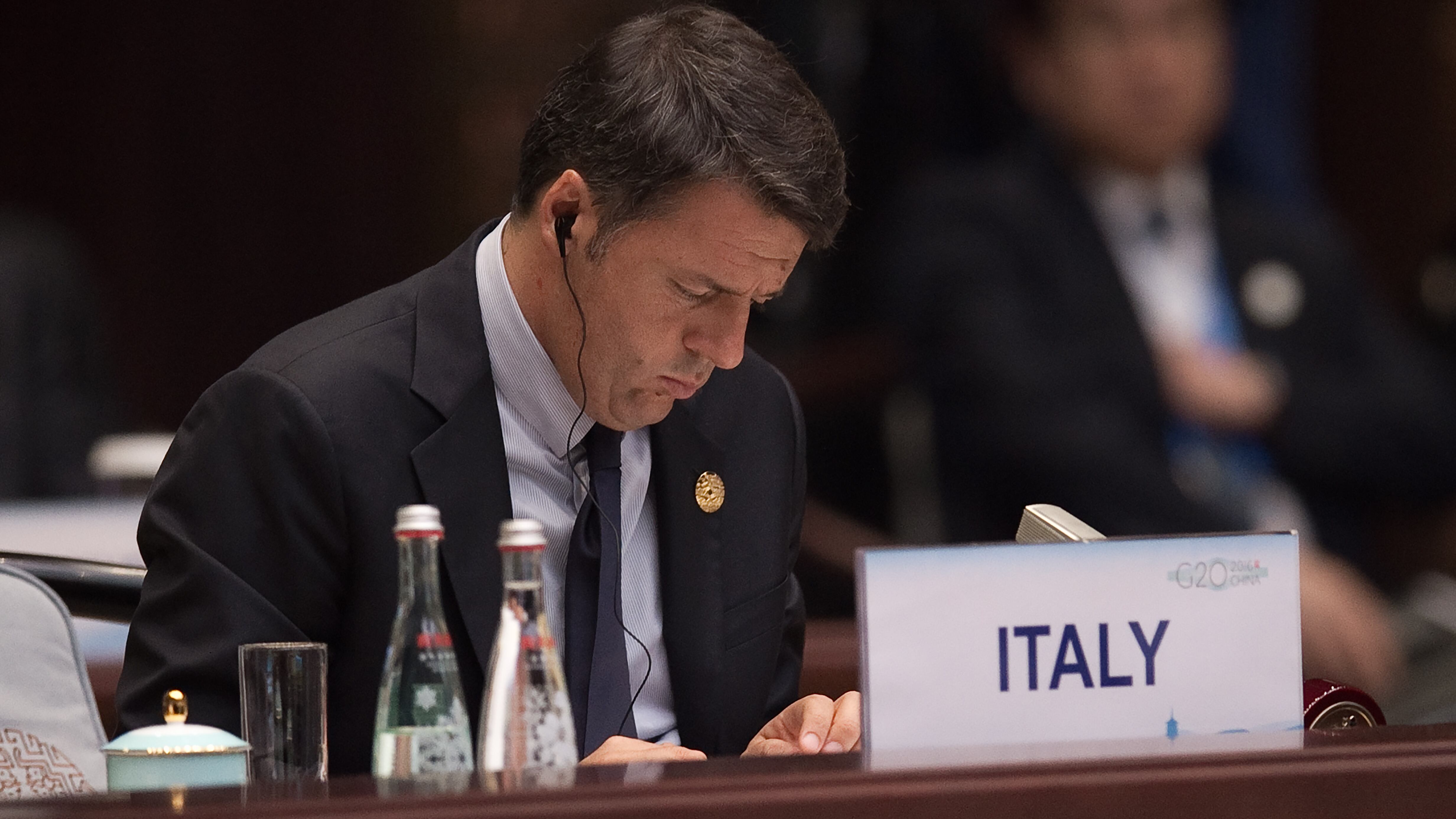 Dal sisma al caos M5s: il premier sfrutta tutto per il Sì