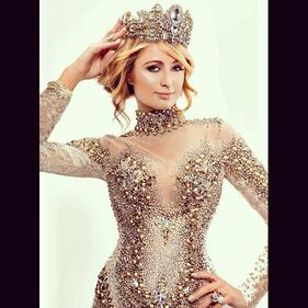 Paris Hilton omaggia Hugh Hefner 4