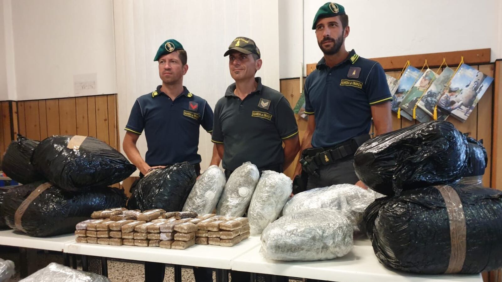 Finanza sequestra 84 kg di droga nascosti tra l'erba del prato sul tir