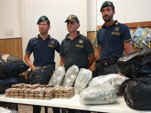 Finanza sequestra 84 kg di droga nascosti tra l'erba del prato sul tir