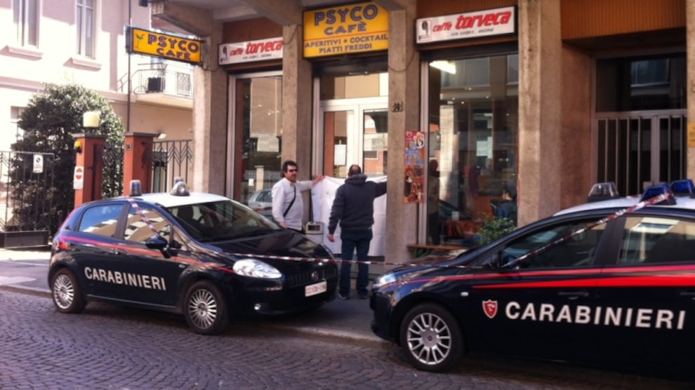 Infastidito dai petardi dei bimbi spara un colpo di pistola in aria