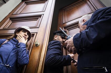Andreotti, la folla sotto casa 1