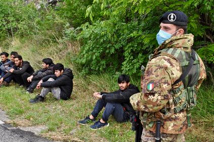 Militari impegnati al confine tra Italia e Slovenia 4