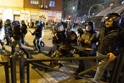 Scontro tra anarchici e polizia al corteo di Roma per Cospito 7