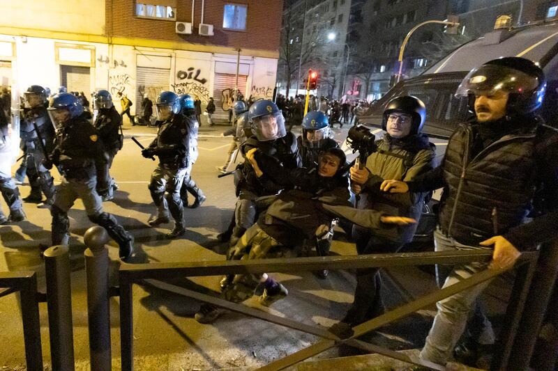 Scontro tra anarchici e polizia al corteo di Roma per Cospito 7