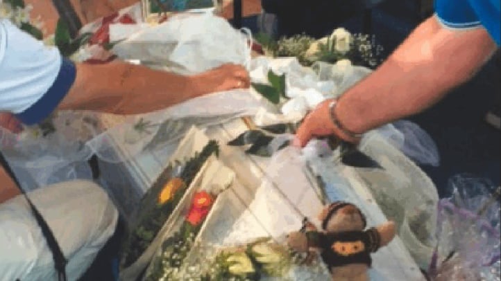 Il grido della madre di Marisol: "Aspettatemi per seppellirla"