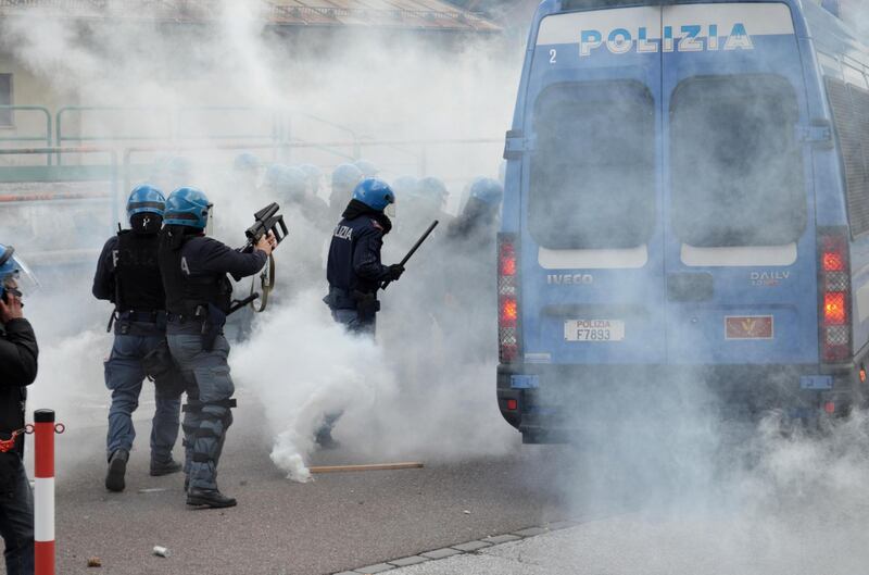 Scontri al Brennero tra black bloc e polizia 3