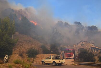 Bruciano le alture di Seborga, fiamme vicino alle case 7