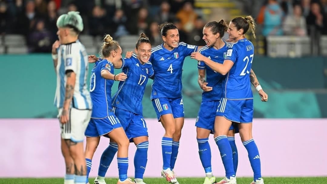 L’Italia a due punti dalla qualificazione: nervi tesi per il big match con la Svezia