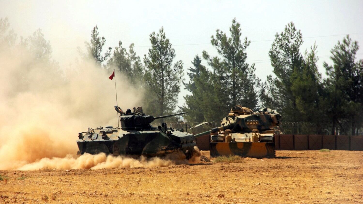 Siria, dalla Turchia altri 10 carriarmati mentre i curdi arretrano