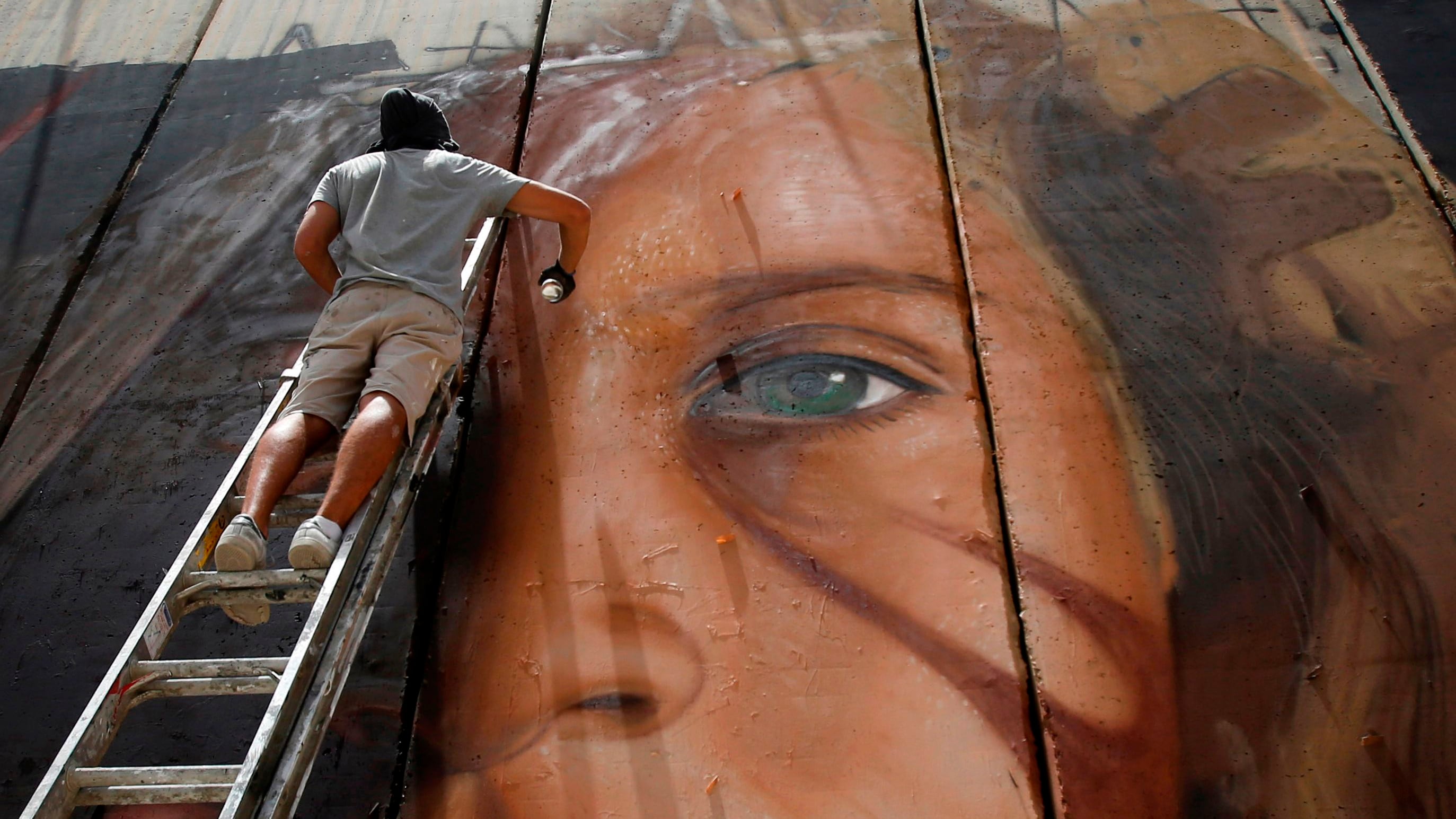 Libera la baby pasionaria palestinese In galera l'italiano che l'ha disegnata