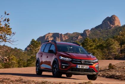Dacia Jogger Hybrid 140: guarda la gallery del crossover ibrido multispazio 4
