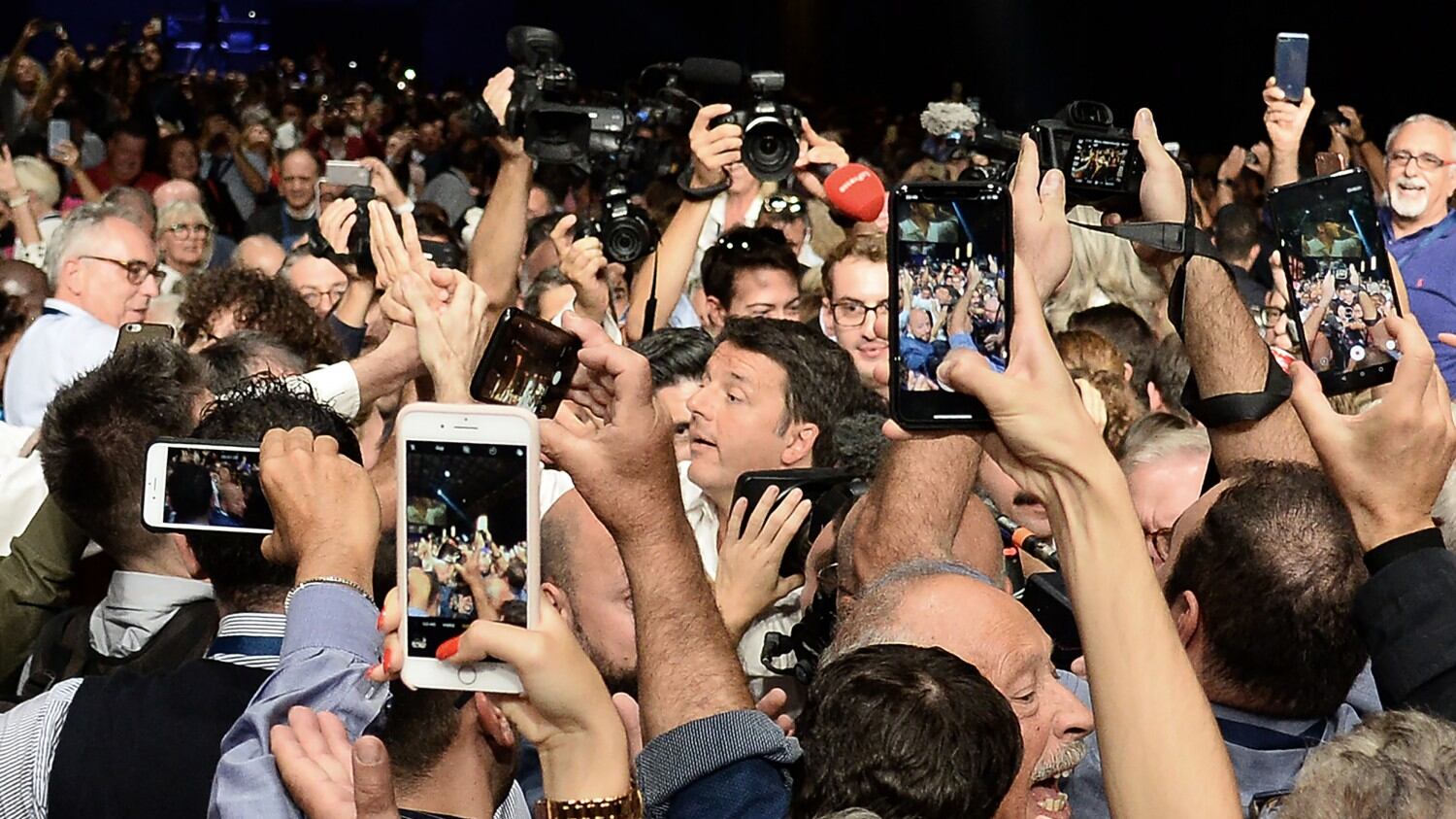 Militanti di Italia Viva: "Finalmente liberi dal Pd. Ma Renzi..."