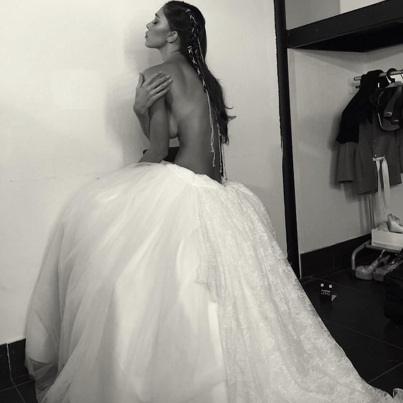 Belen Rodriguez sexy in abito da sposa 1
