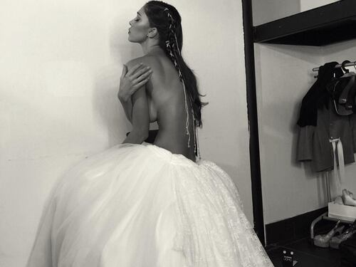 Belen Rodriguez sexy in abito da sposa
