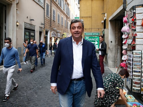 "Lo ha tolto Calenda per fumare": giallo sul cartello sradicato