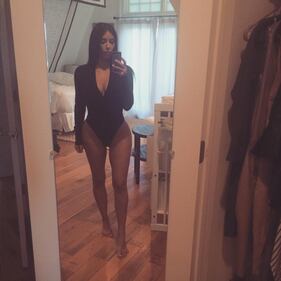 Kim Kardashian: calze a rete provocanti 19