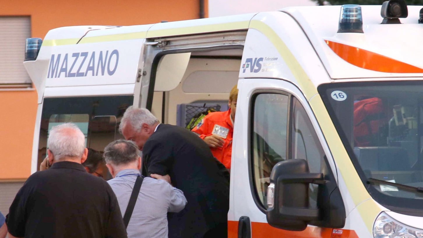 Un cane azzanna Veltroni. Mezza Italia lo sfotte sul web