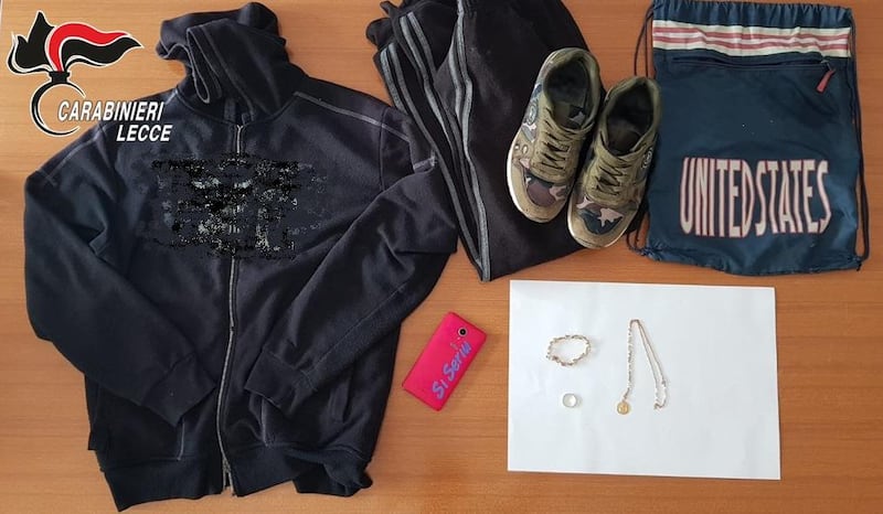 Nel Leccese, ladro in azione per rubare le offerte e una collana di oro 3