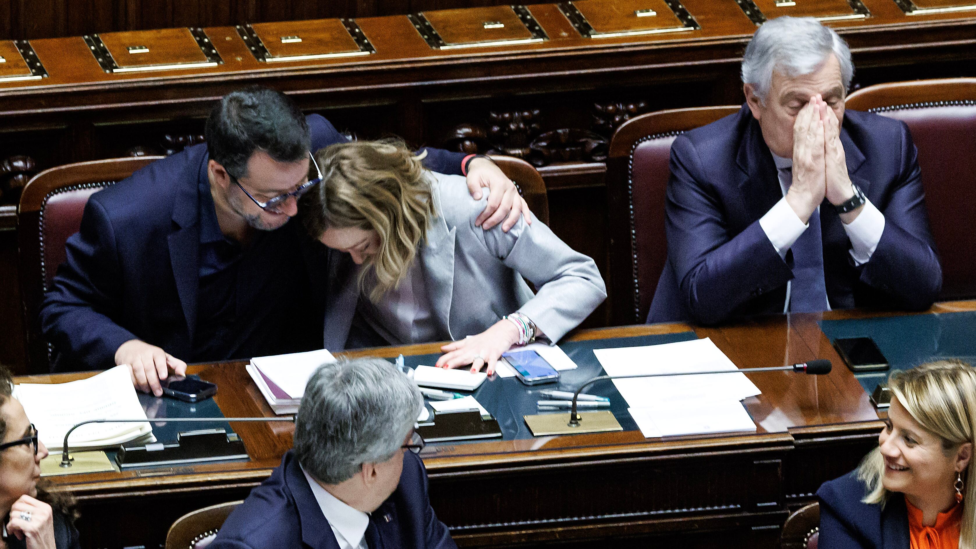 Abbraccio Meloni-Salvini. Ma non scaccia le tensioni