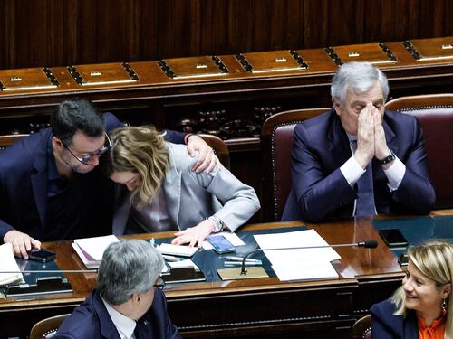 Abbraccio Meloni-Salvini. Ma non scaccia le tensioni