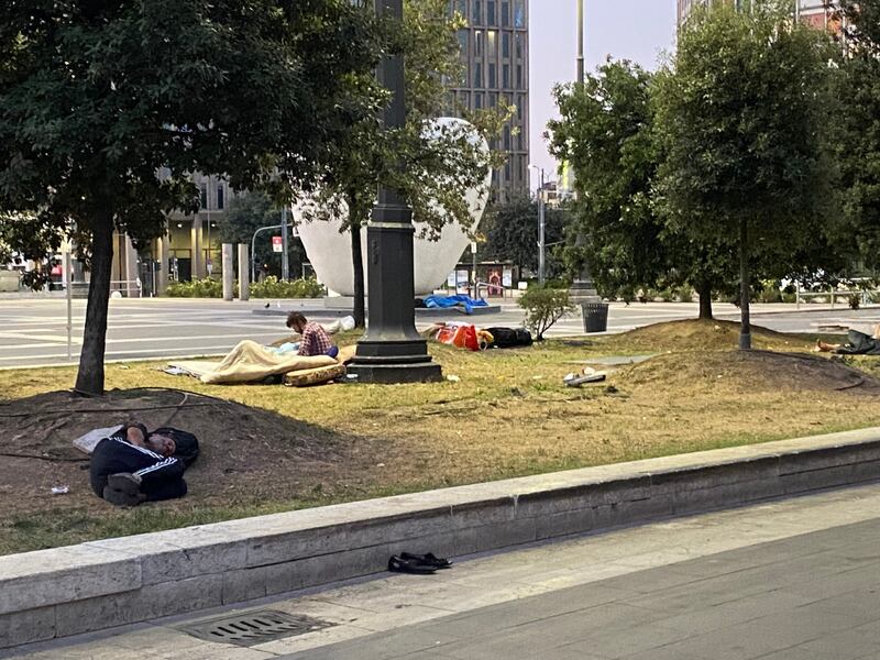 Sacchi a pelo e bivacchi in stazione centrale a Milano 3