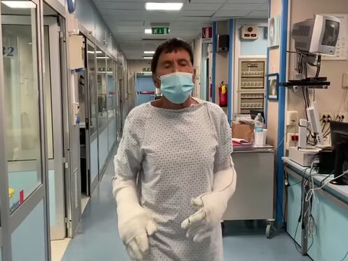 Morandi canta bendato in corsia. "Sono un ragazzo fortunato..."