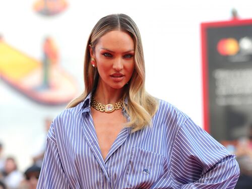 Candice Swanepoel sfila in camicia sul red carpet