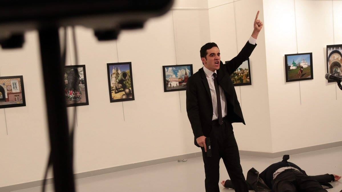 Parla il fotografo che ha immortalato il killer dell'ambasciatore: "Avevo paura, ma è il mio lavoro"