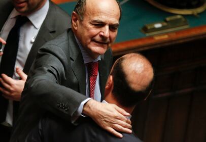 L'abbraccio tra Bersani e Alfano 2